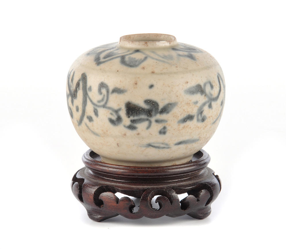 CHINA, MING-DYNASTIE. Blå och vit underglasyr; liten ovoid vas på piedestal.