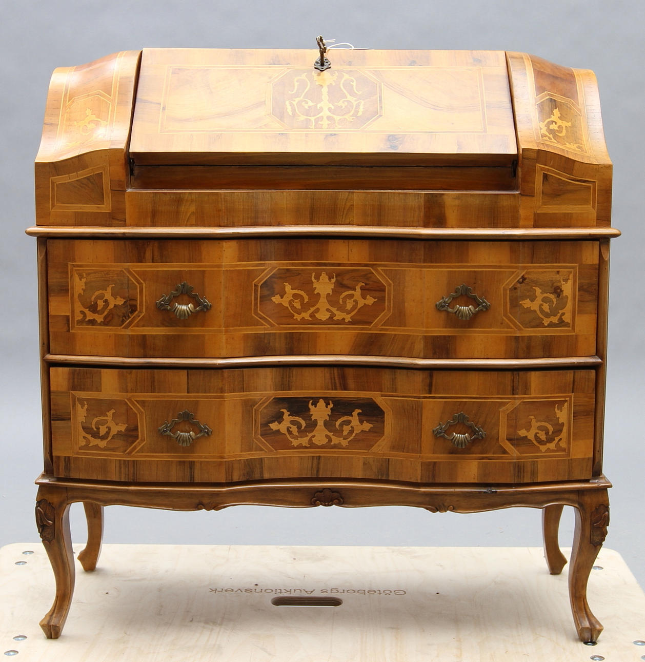 SKRIVSEKRETÄR. Rokokostil, inläggningar, 1900-tal.