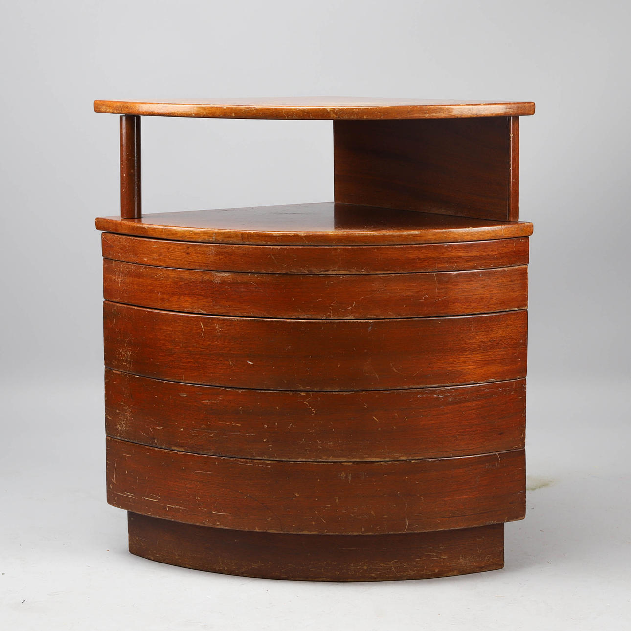 Hörnbyrå, ek, 1940-tal.