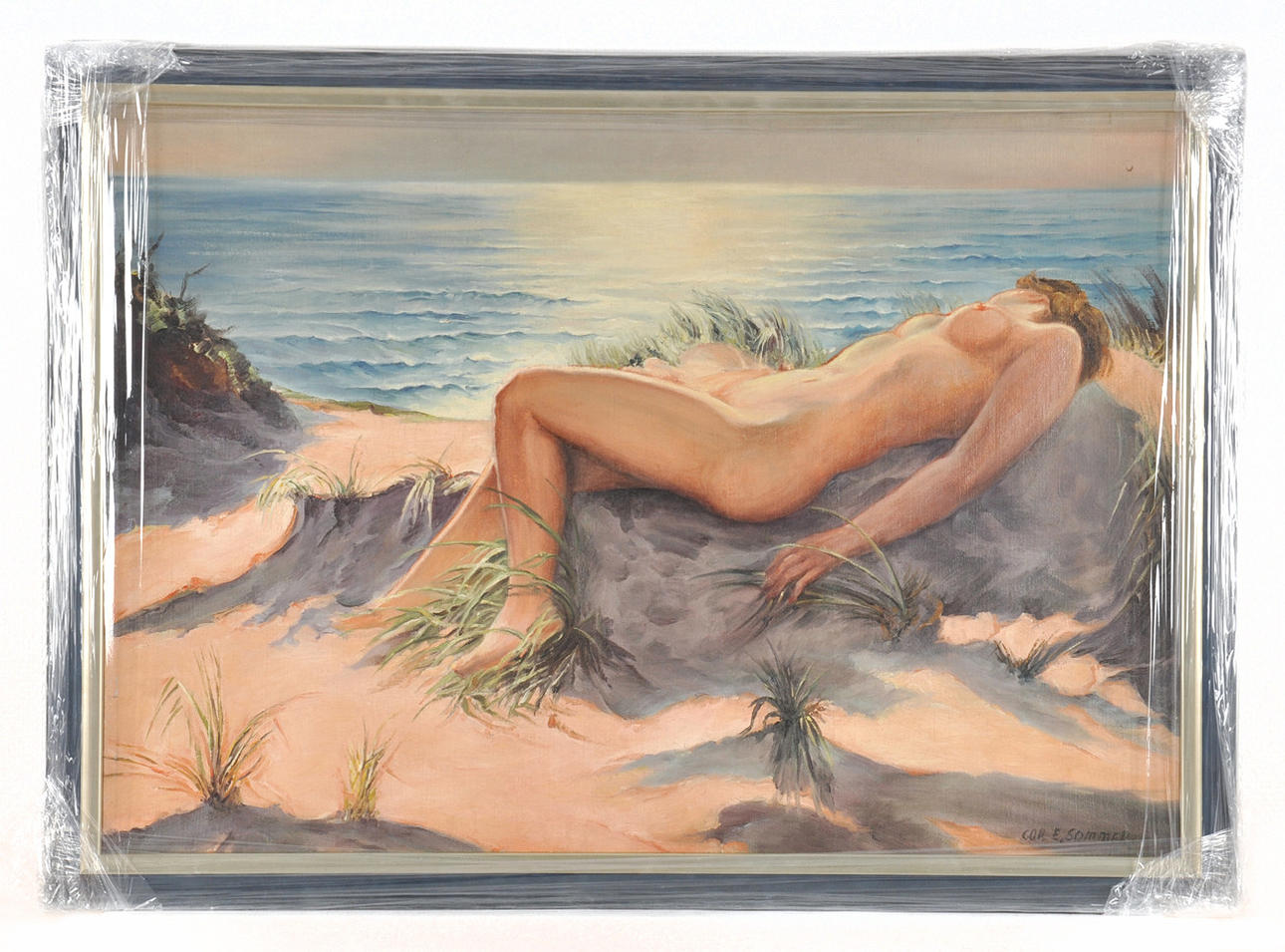 KOPIST, SIGNIERT E. SOMMER. Sola vid havet. Sandstrand med kvinnlig naken.