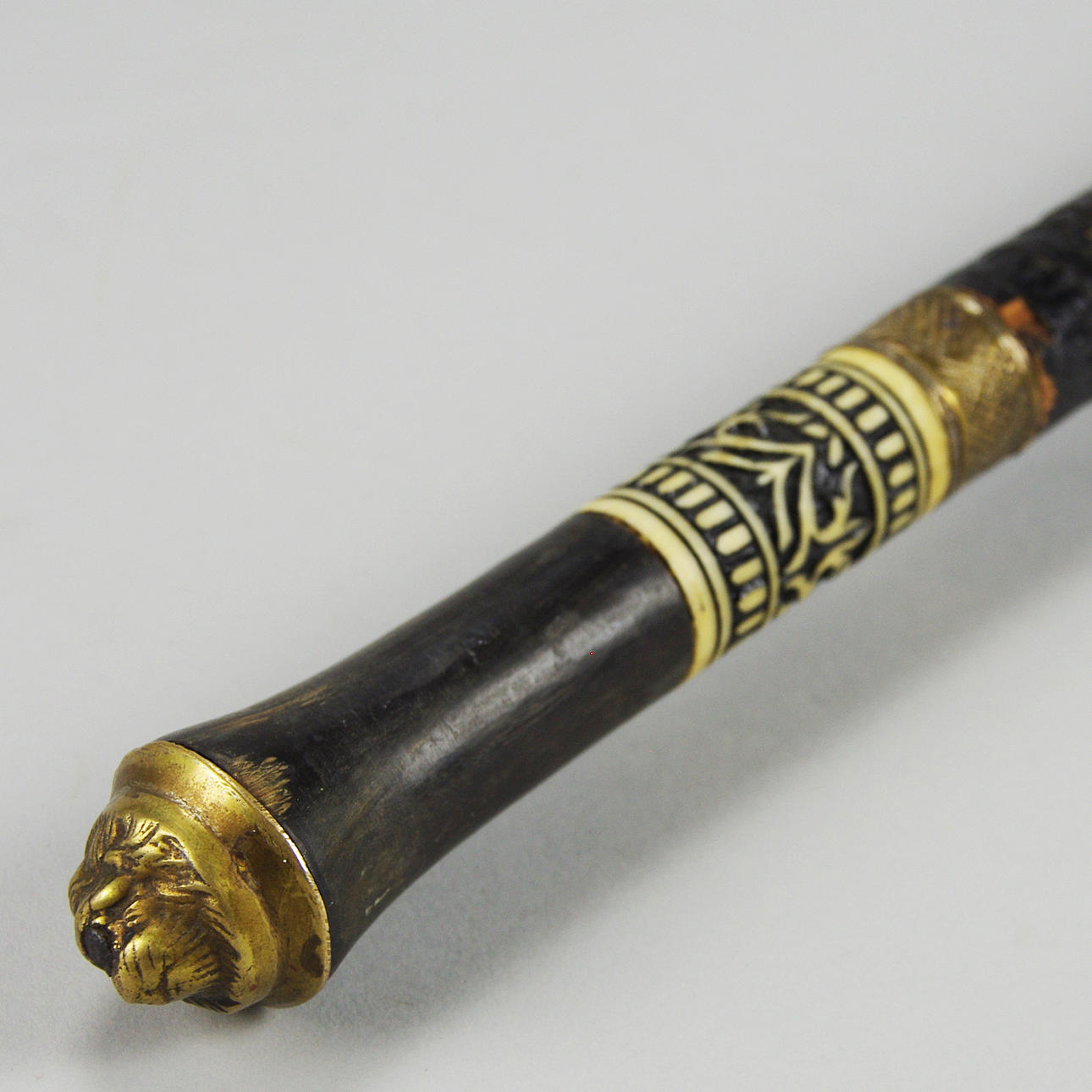 KÄPP MED DOLT SVÄRD, mässing/trä/horn.