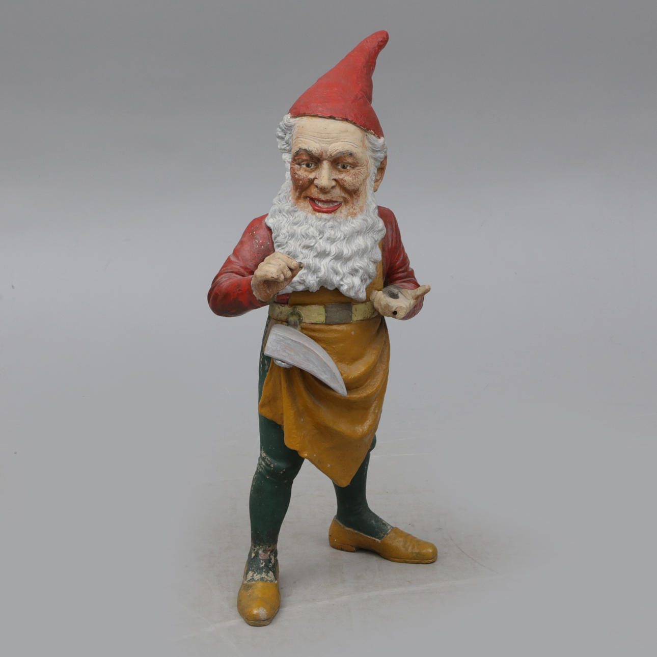 TOMTE, bemålad betong.