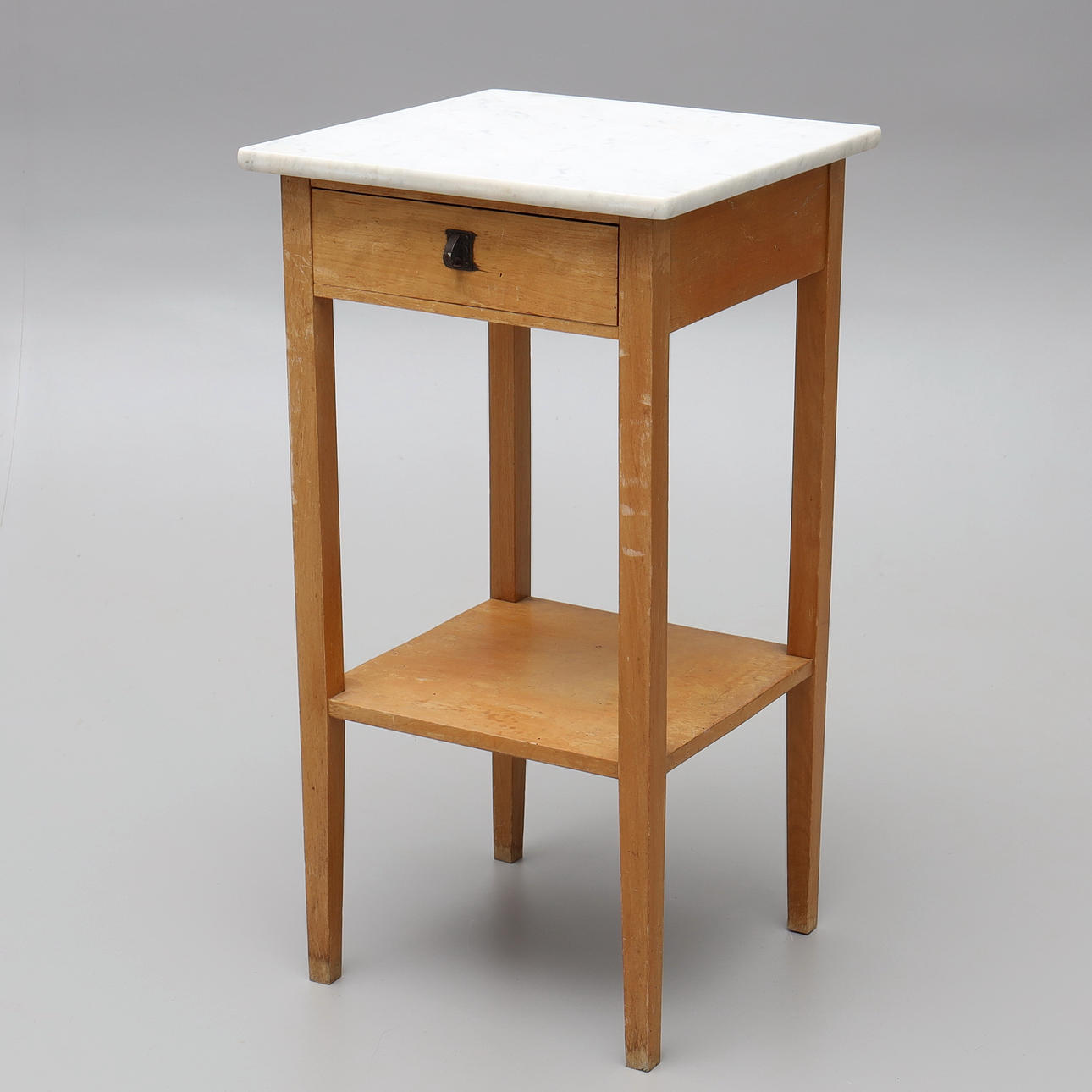 SÄNGBORD, marmor, tidigt 1900-tal.