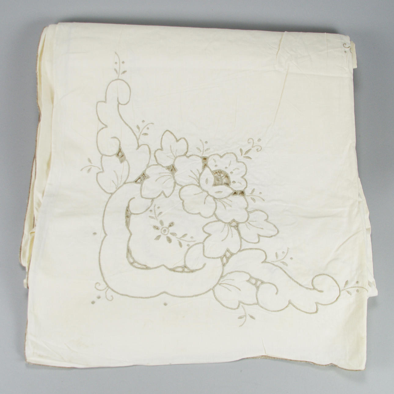 DUK, English embroidery.