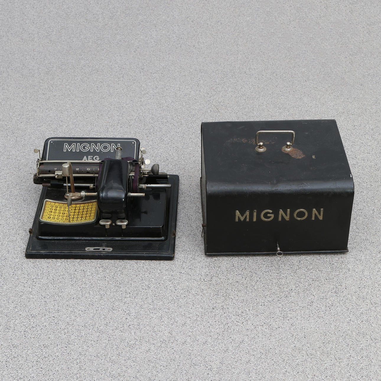 AEG MIGNON, SKRIVMASKIN. Lackerad metall. 1900-talets början.