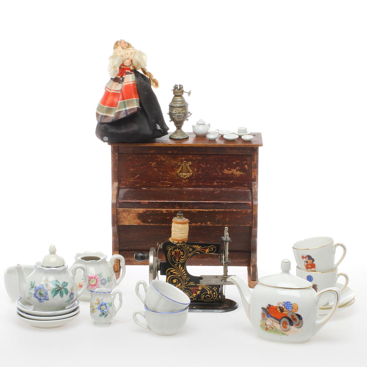 DOCKMÖBLER, DOCKSERVISER samt LEKSAKER, ca 24 delar, 18/1900-tal.