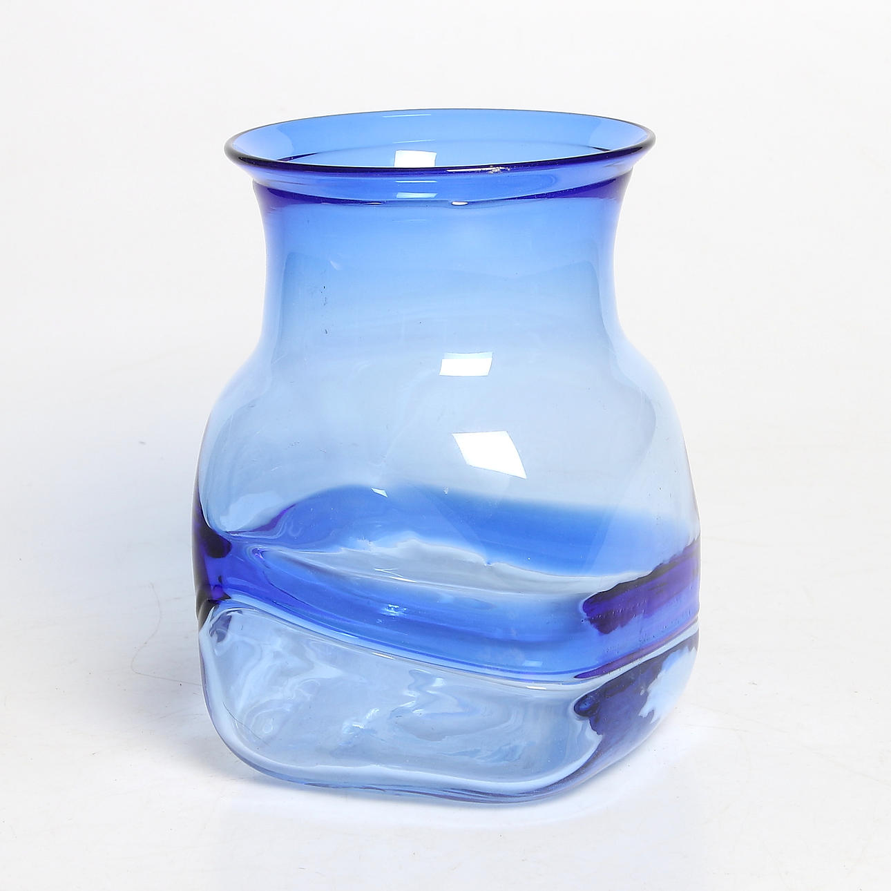 VAS, glas, Bertil Vallien, Boda glasbruk, signerad. 1900-talets andra hälft.