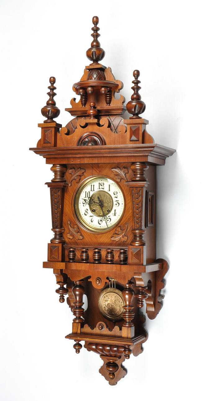 GUSTAV BECKER. Stor regulator med krona och baluster terrass, original pendel.