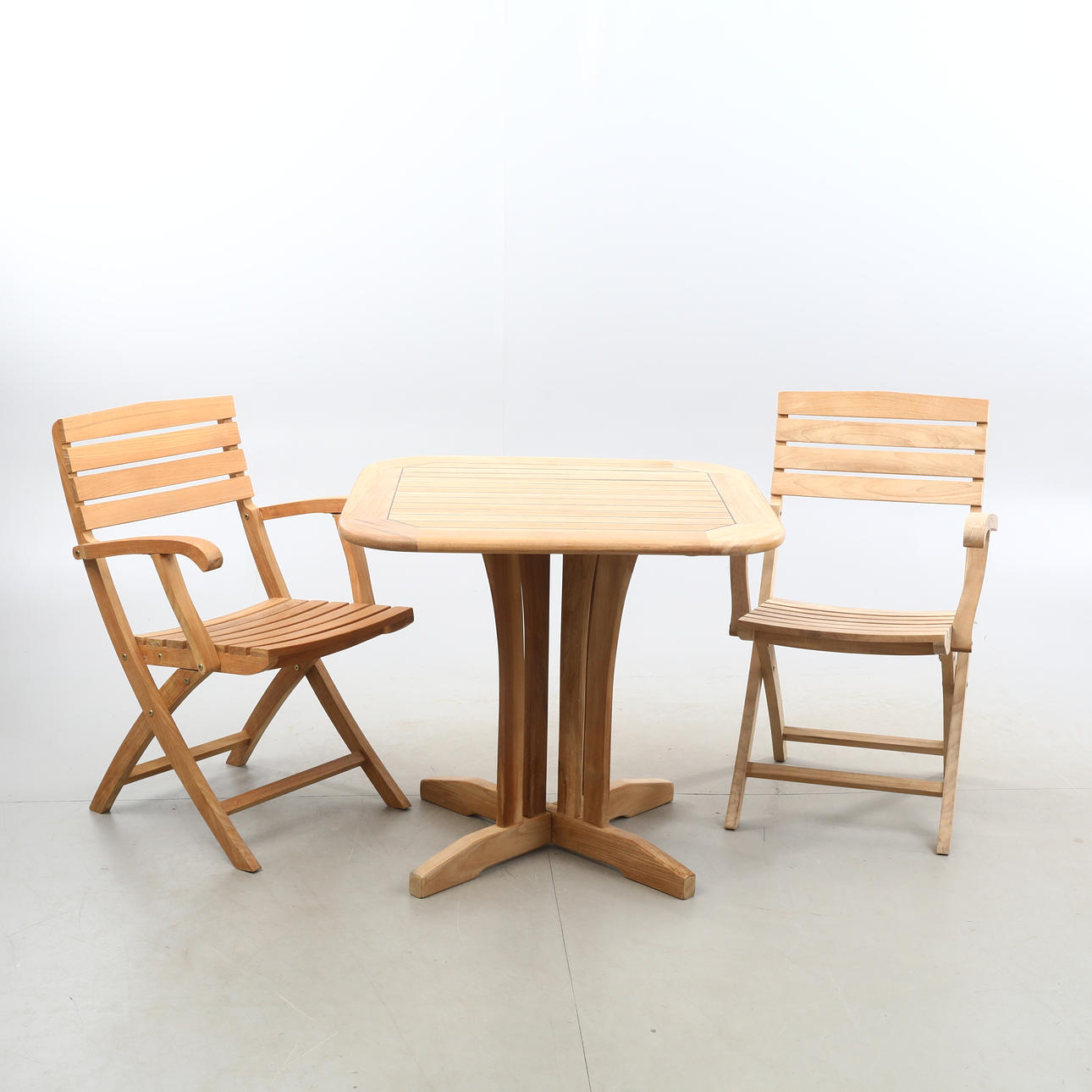 STOLAR, ett par, samt BORD, fällbara, Berga form, teak.