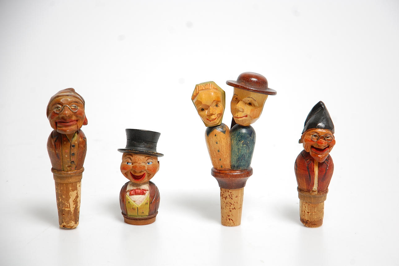 FLASKGUBBAR, 4 st träskurna, för flaskor, 1900-talets början.
