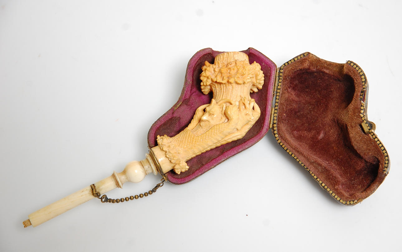 PIPA, med dekor av fågelklo, djur, i skinn fodral,1800-tal.