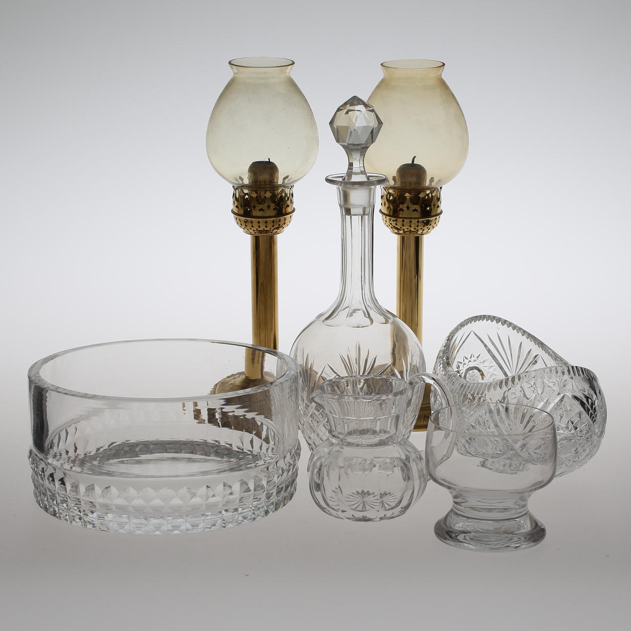 GLASFÖREMÅL, 11 st samt LJUSLYKTOR, ett par, Karlskrona Lampfabrik.