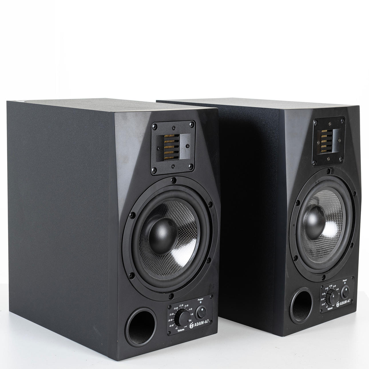 Un par de altavoces Adam A7.