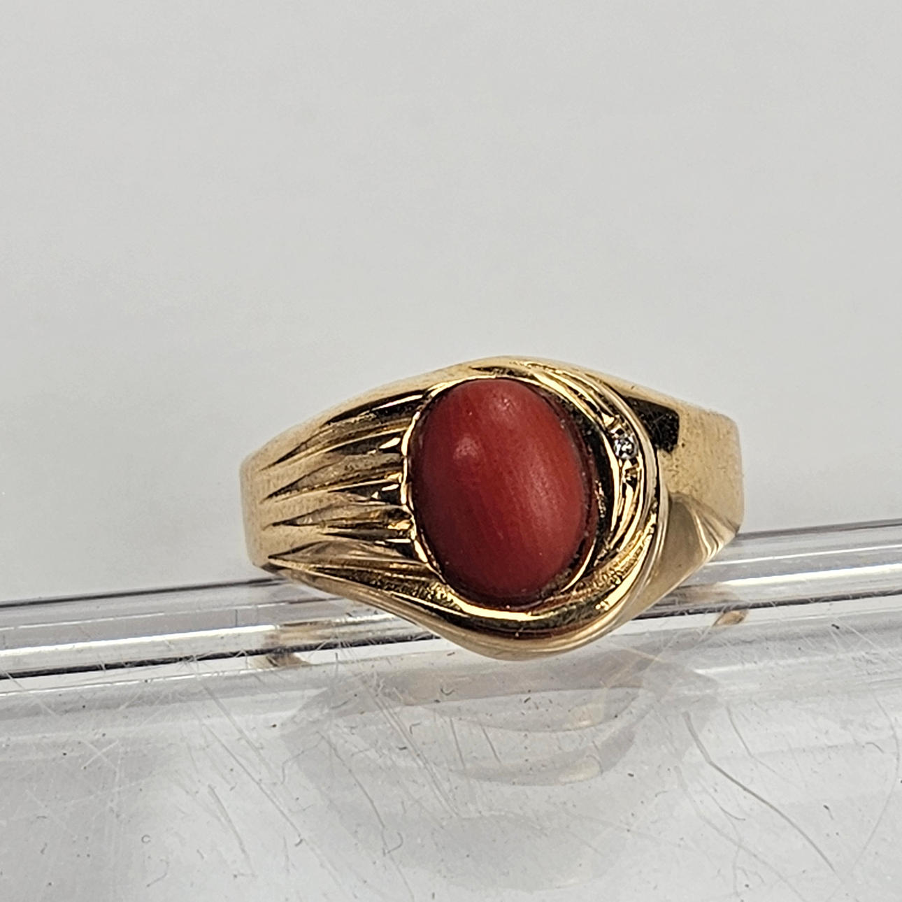 RING med röd och vit sten. Total vikt ca. 3.6g.