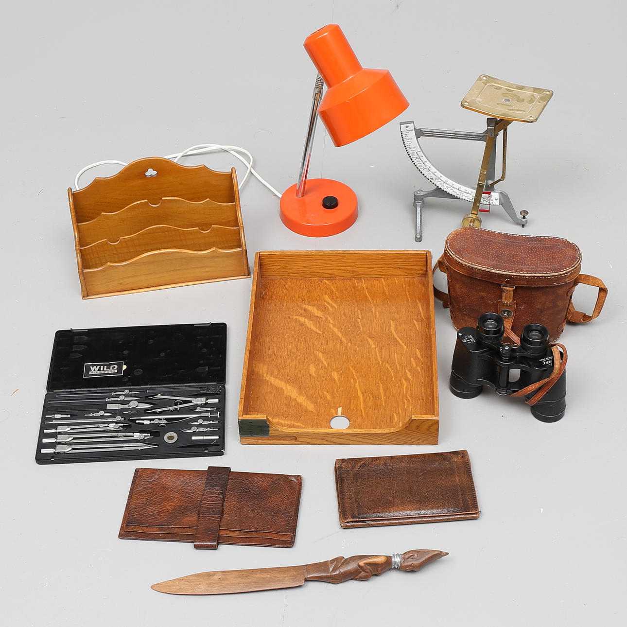 PARTI DIVERSE; Bordslampa Elidus, brevvåg, kikare m.m.