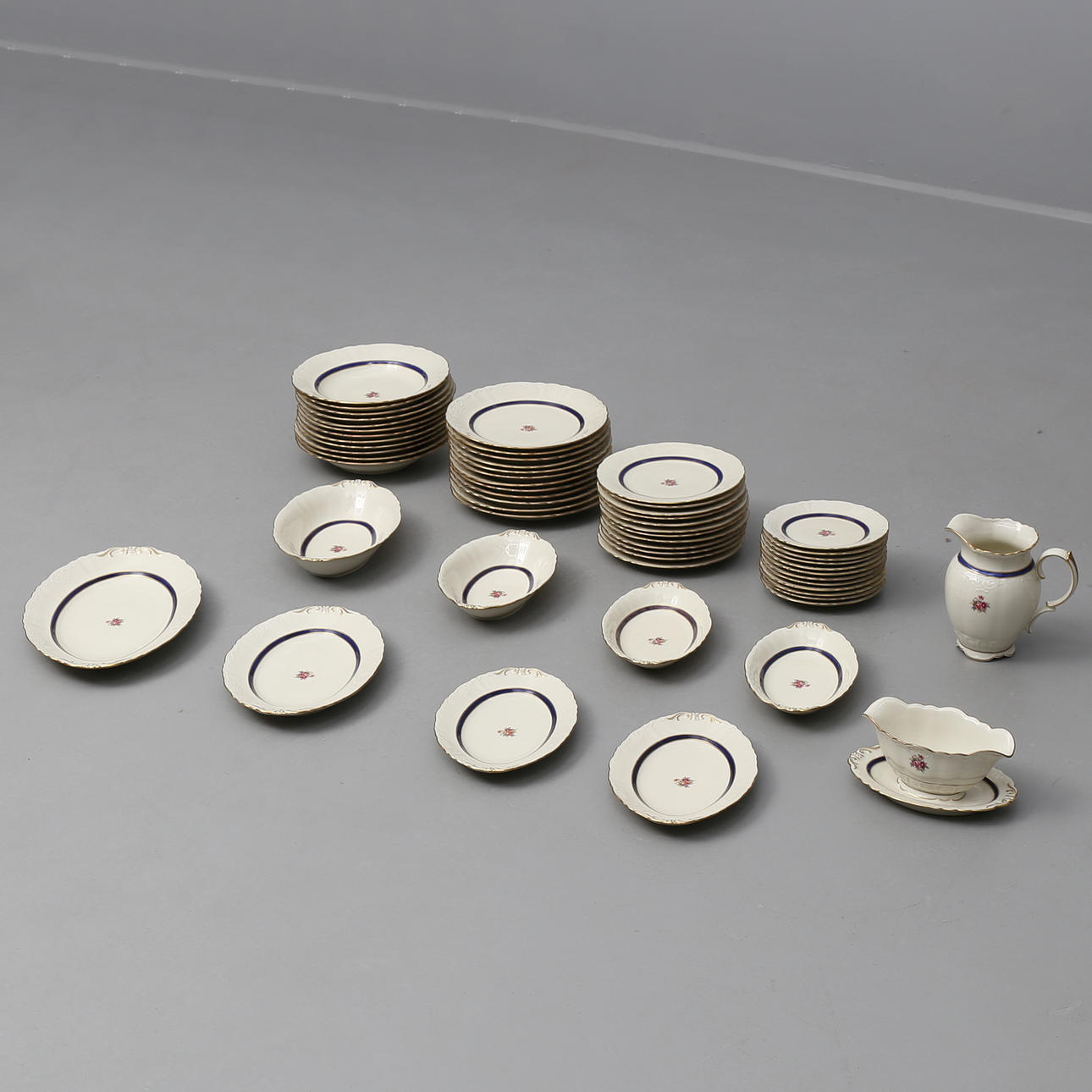 MATSERVISDELAR, 58 st, porslin, modell 'Antoinette', Rörstrand.