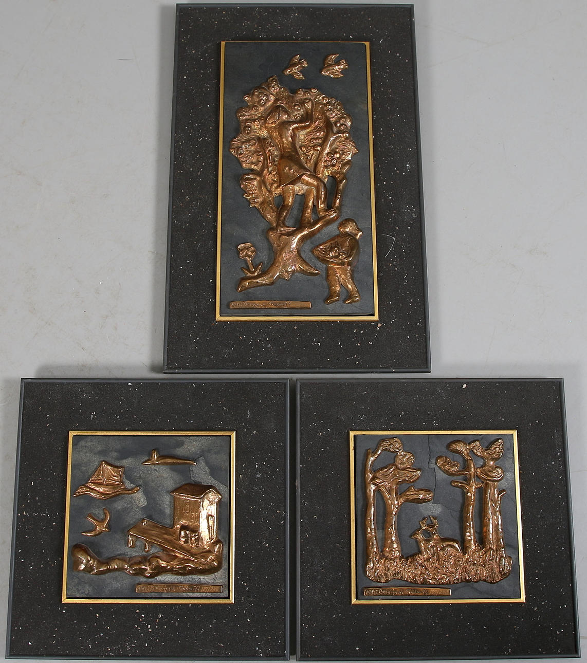 ASTRI BERGMAN TAUBE. 3 st, reliefer, brons, signerade och numrerade 189/240 samt 233/240.