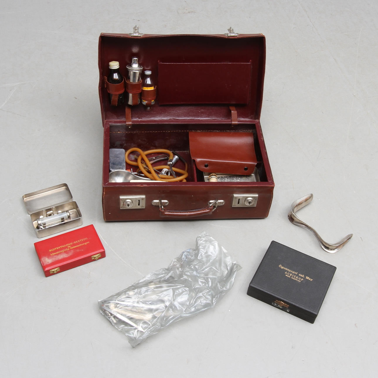 LÄKARVÄSKA med LÄKARINSTRUMENT, 1900-talets första hälft.