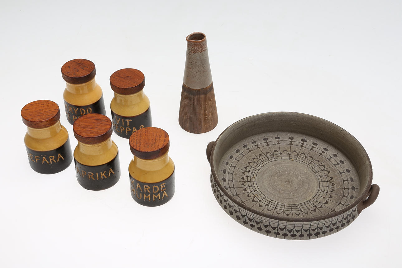 KERAMIKFÖREMÅL, 7 delar, 1900-talets andra hälft.