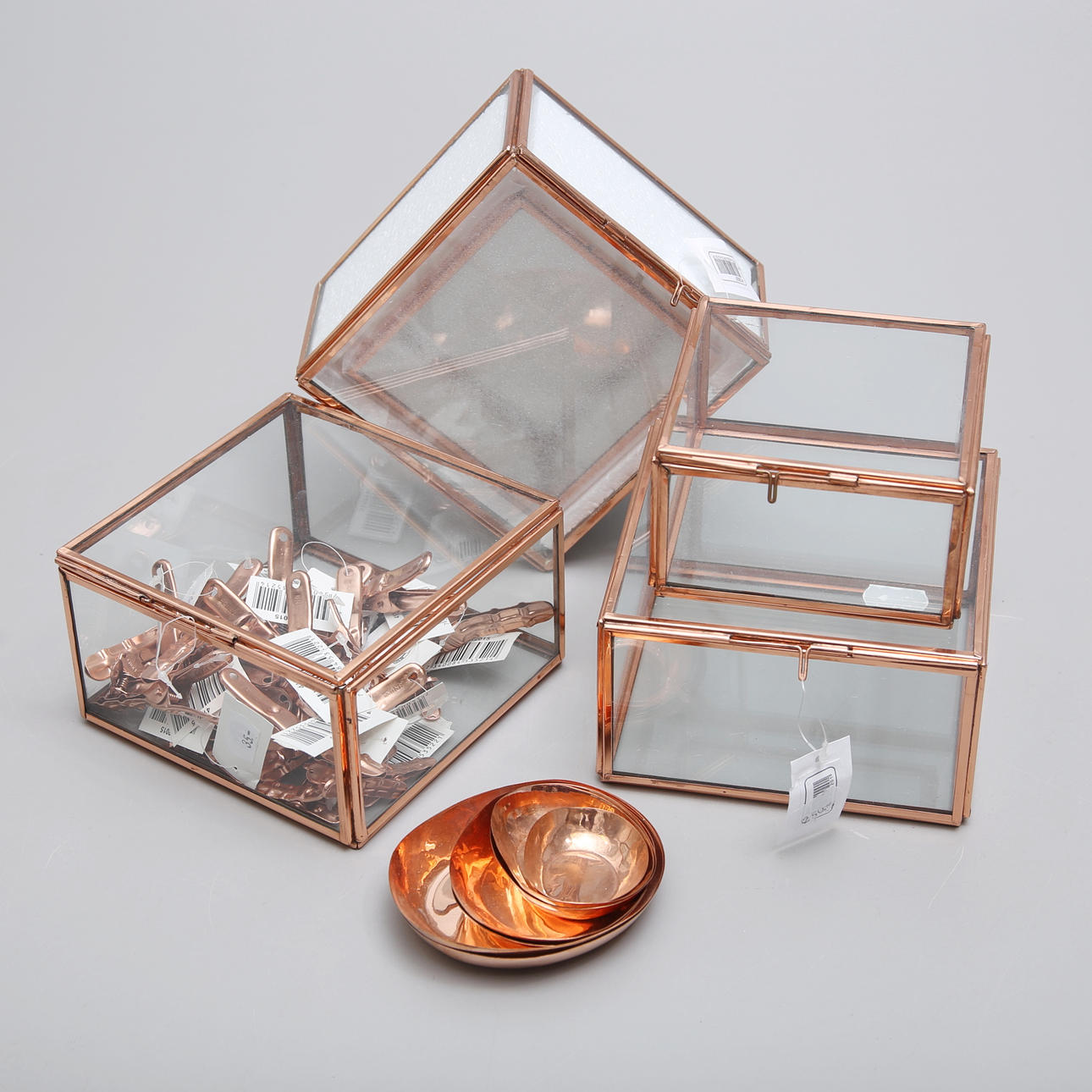 ASKAR, SKÅLAR samt KLÄMMOR, koppar, Bruka Design.