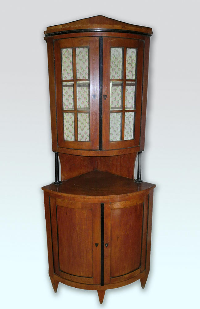 HÖRNSKÅP, Biedermeier, omkring 1840/50.
