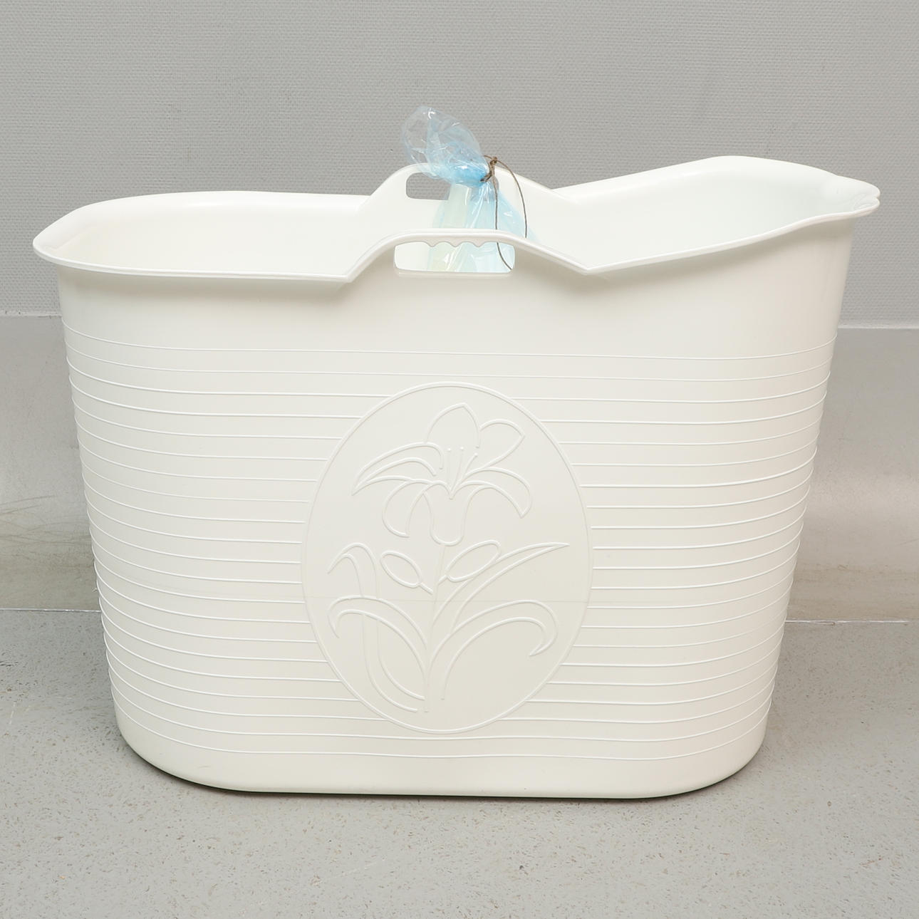 Et plastik badekar, hvidt, 21. århundrede.