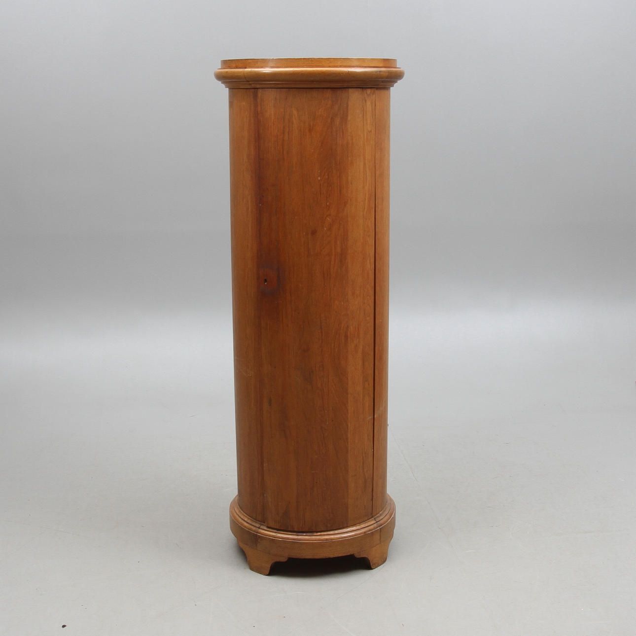 KOLONNSKÅP, Karl Johan stil, 1900-talets första hälft.