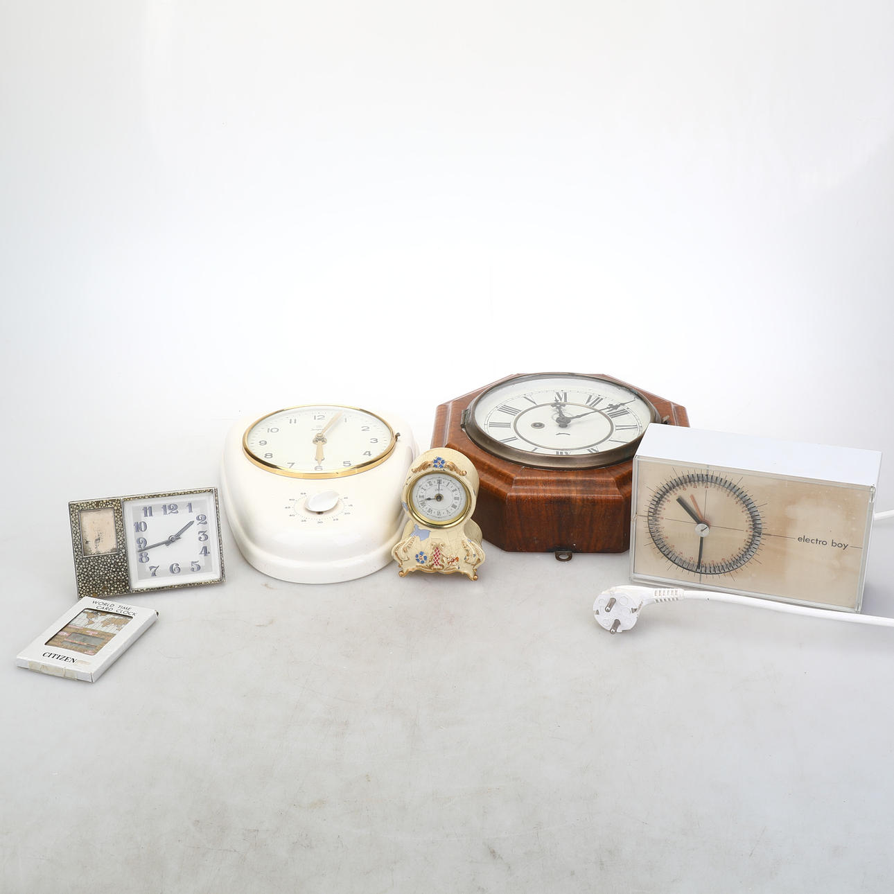 RELOJ DE MESA/RELOJ DE PARED, 6 piezas.