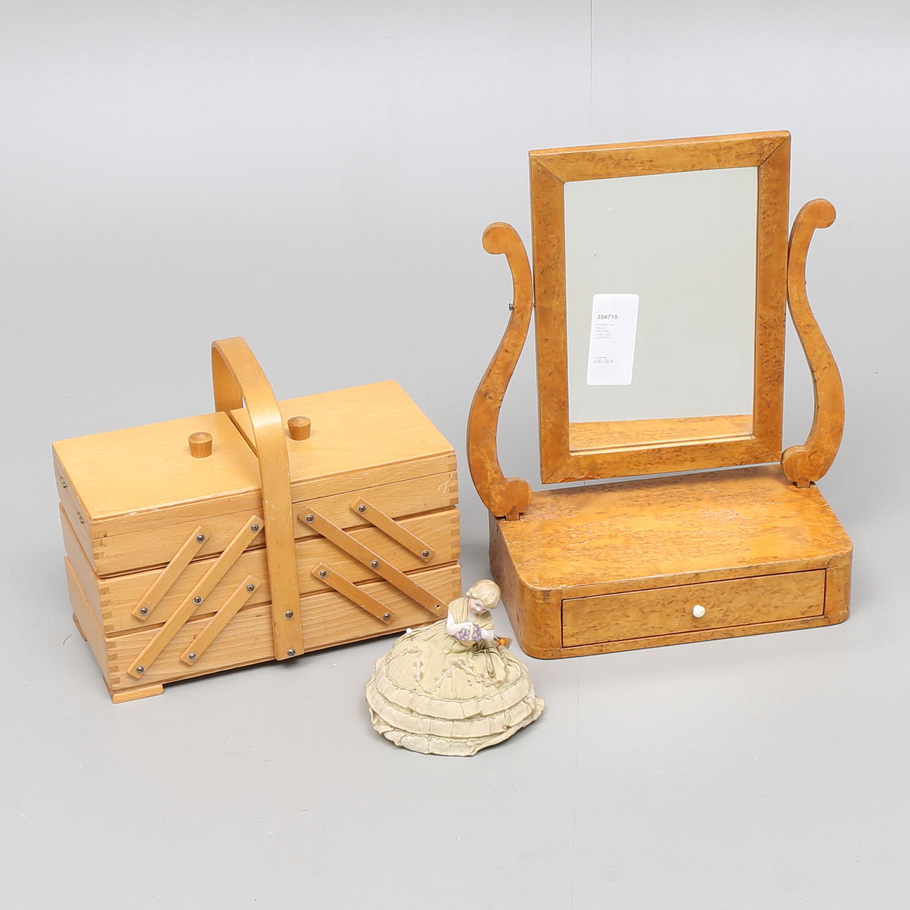 SYSKRIN med tillbehör, NÅLDYNA, porslin samt LÅDSPEGEL.