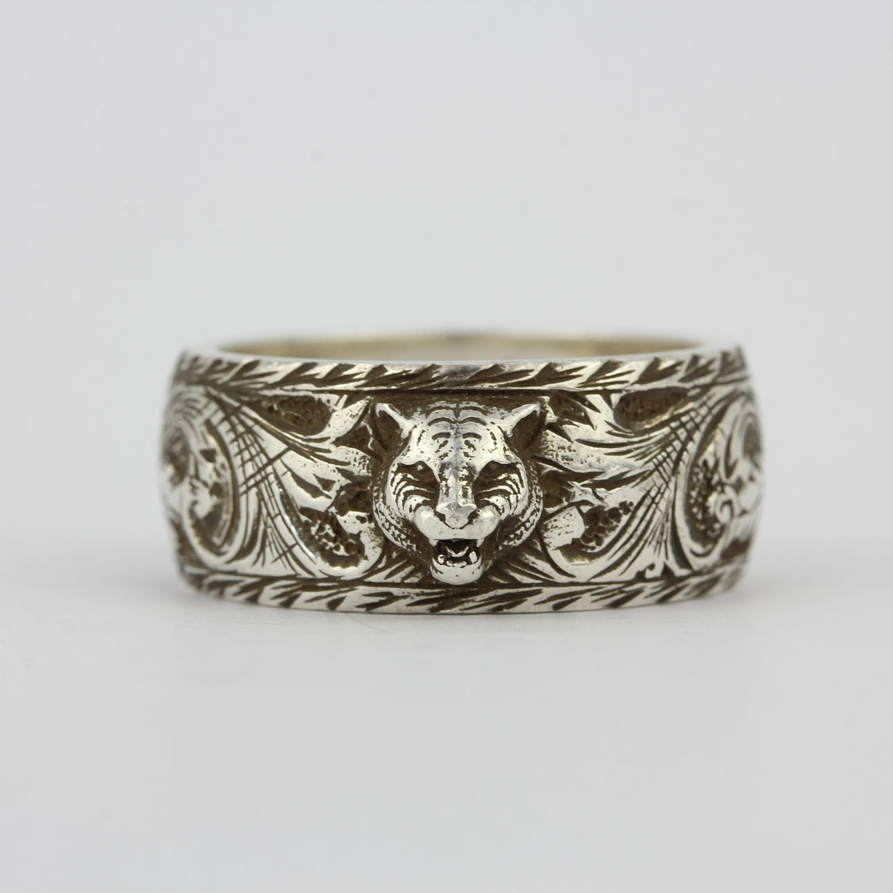 MÄNS SILVER GUCCI RING.