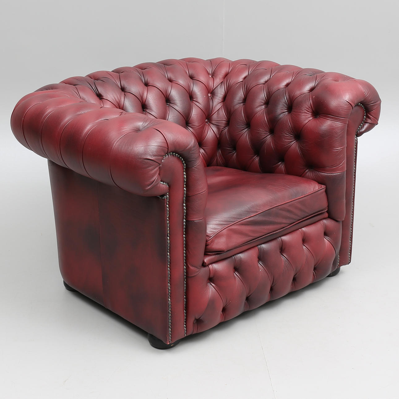 FÅTÖLJ, skinn, Chesterfield-modell.