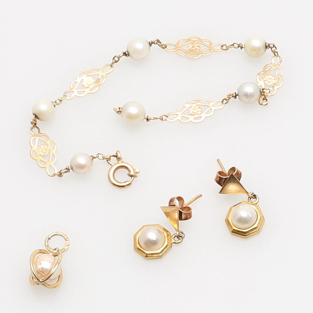 PARTI GULD, 3 delar, 18K gulguld, armlänk, örhängen, hänge, totalvikt 4,7 gram.