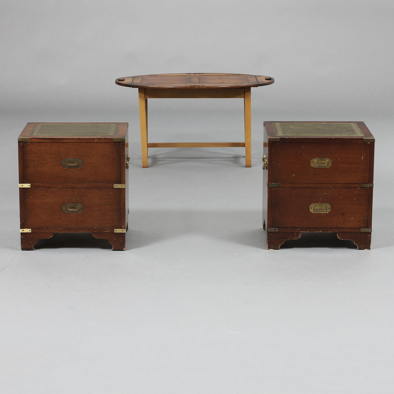 SÄNGBORD och BUTLERS TRAY.