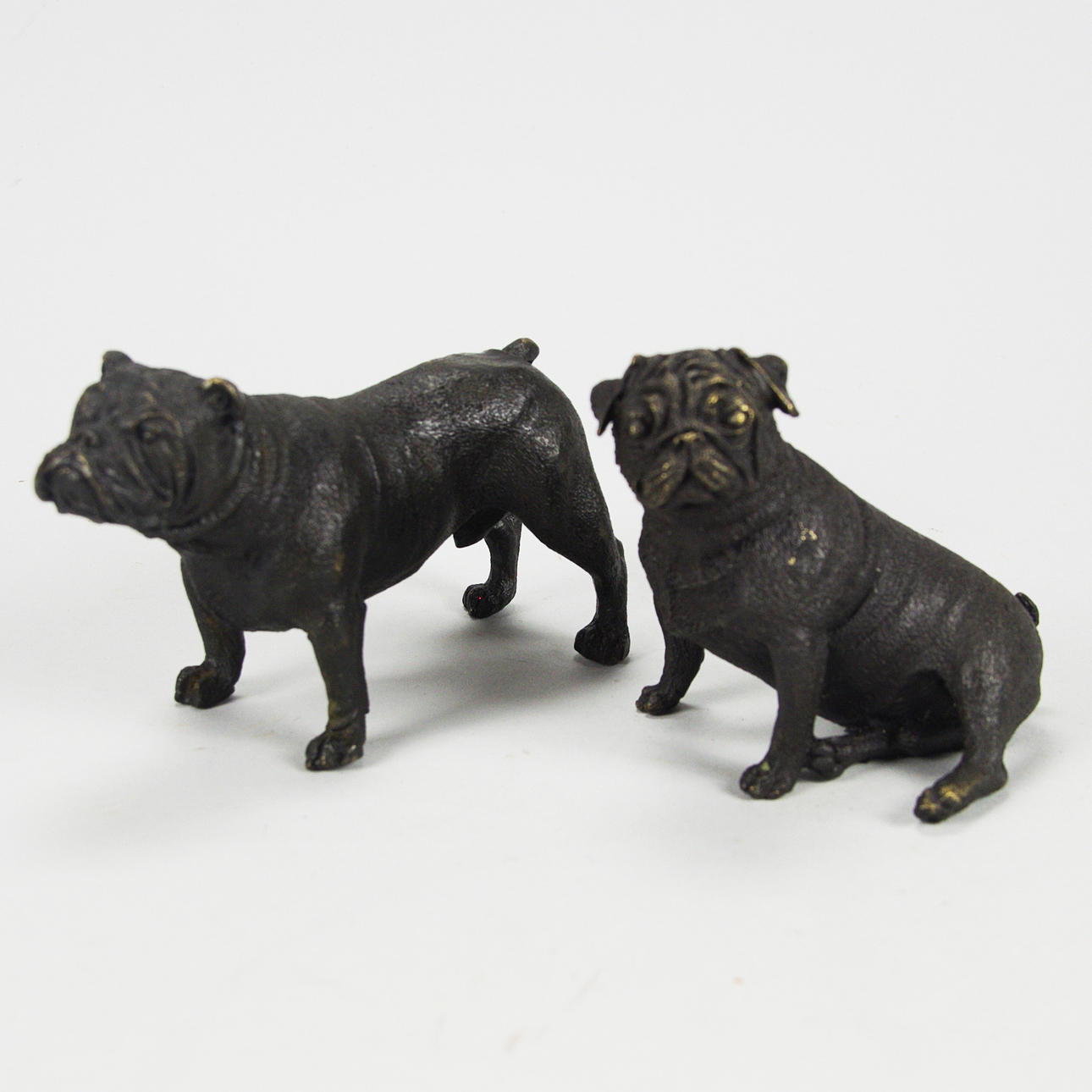 SKULPTURER, 2 stycken hundar, gjutjärn, samtida.