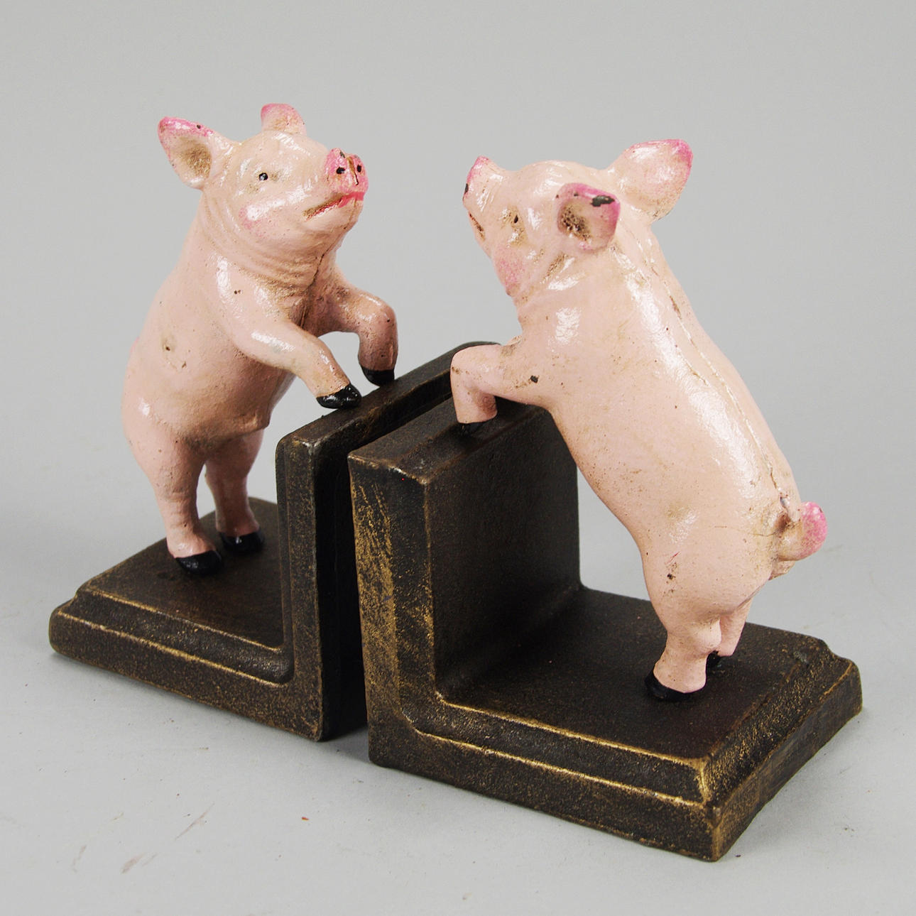 BOKSTÖD, 1 par i form av grisar, målad gjutjärn, samtida.