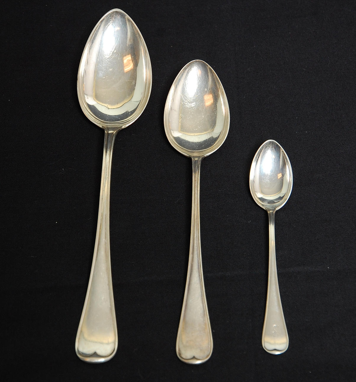 MATSKEDAR, TESKEDAR, SÅSSKED, 26 delar, " Modell Norsk " CGHallberg Stockholm vikt 950 g.