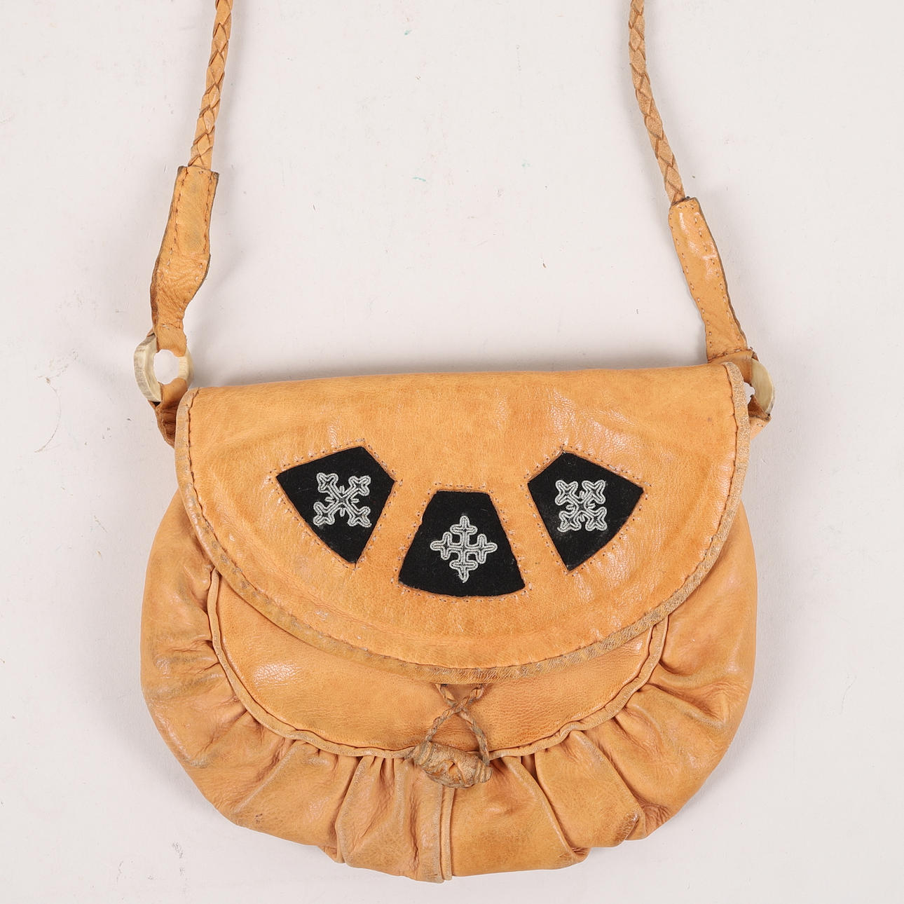 Sami vævet taske, læder og tintråd, 20. årh.