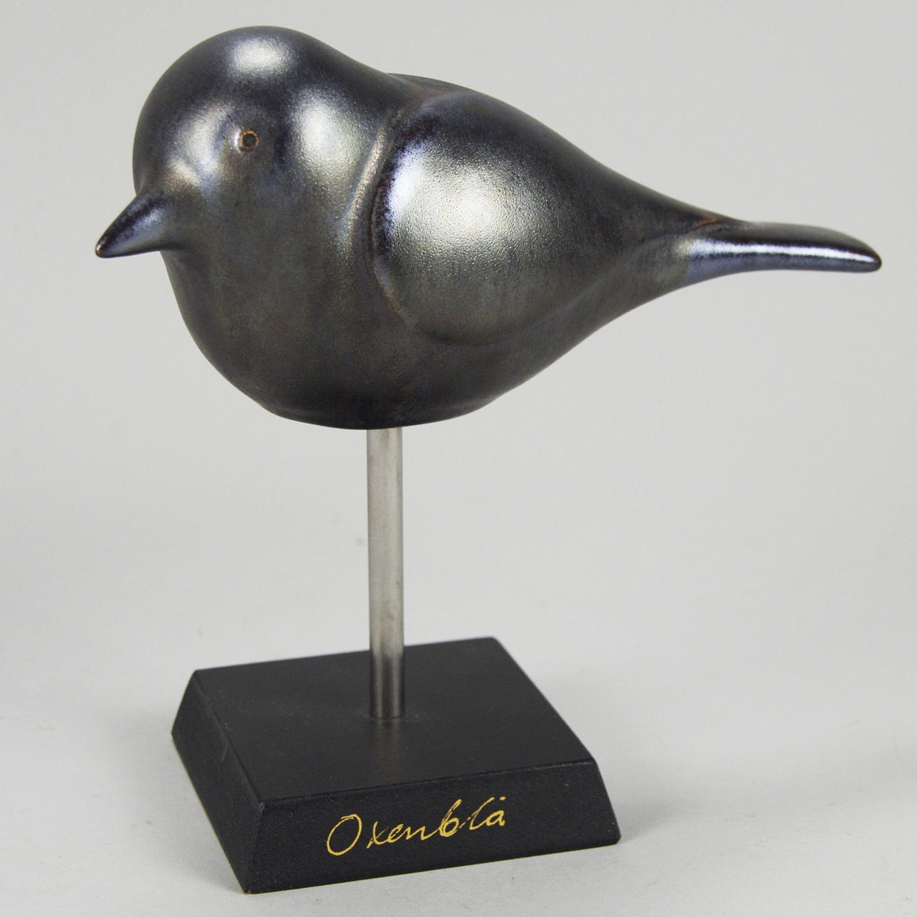 HARRY OXENBLÅ. Skulptur, fågel, keramik på träsockel.