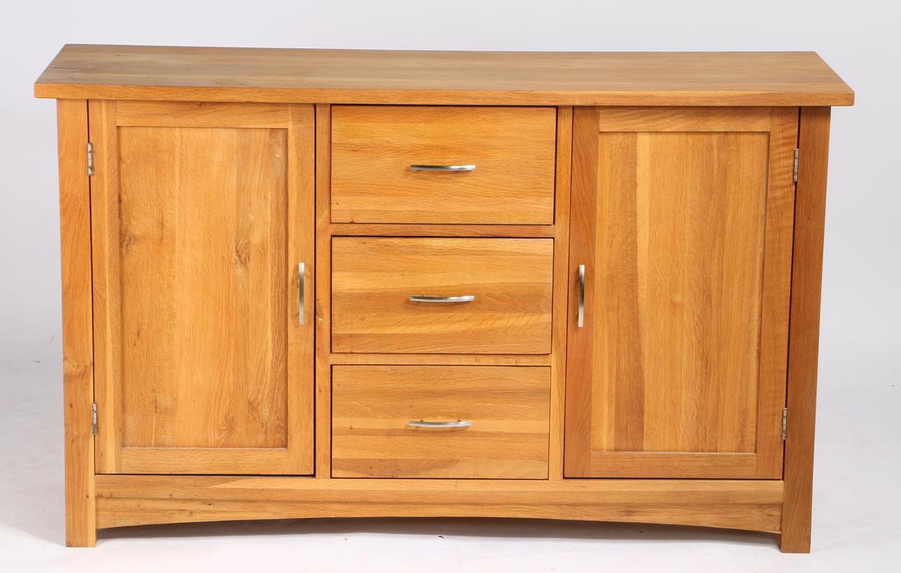 BROOKLYN OAK FURNITURE SIDEBOARD.