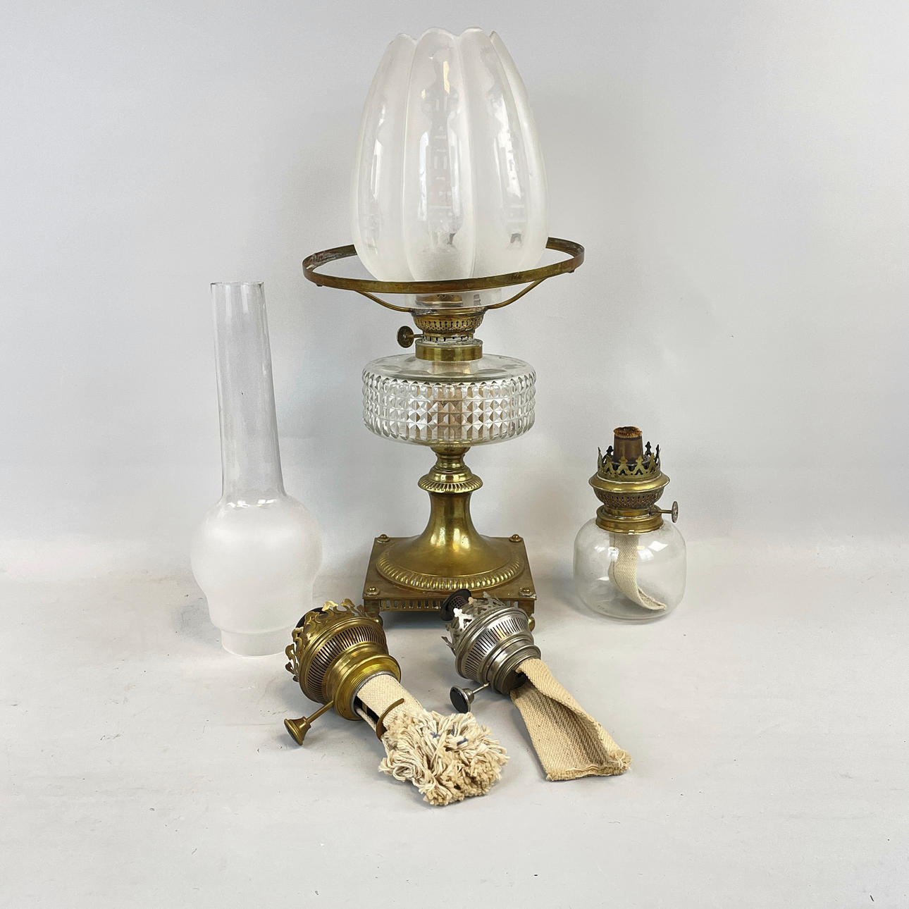 PETROLEUMLAMPE und ERSATZTEILE, 7 Stück.