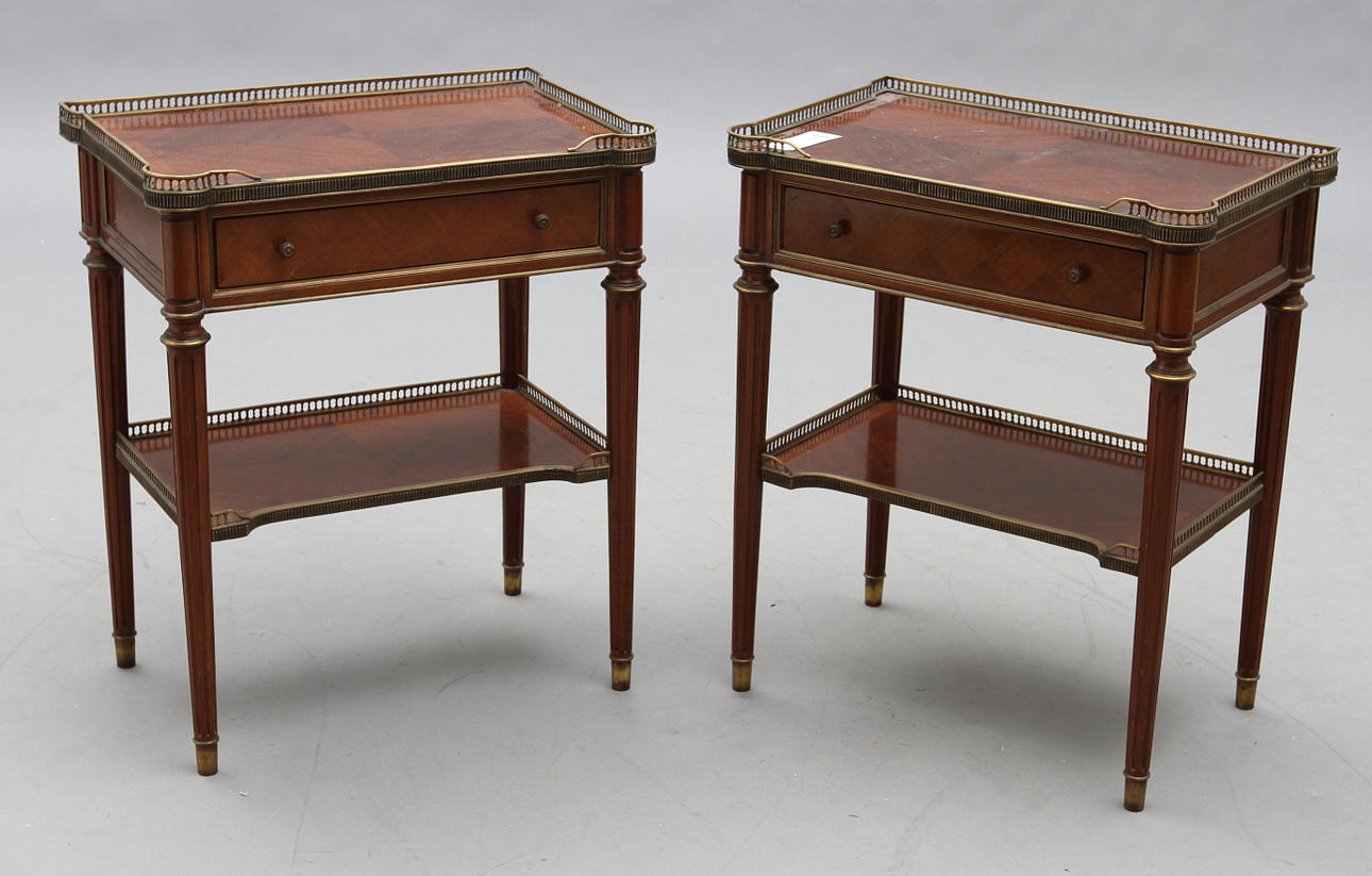 SÄNGBORD, 2 st, gustaviansk stil, 1900-tal.