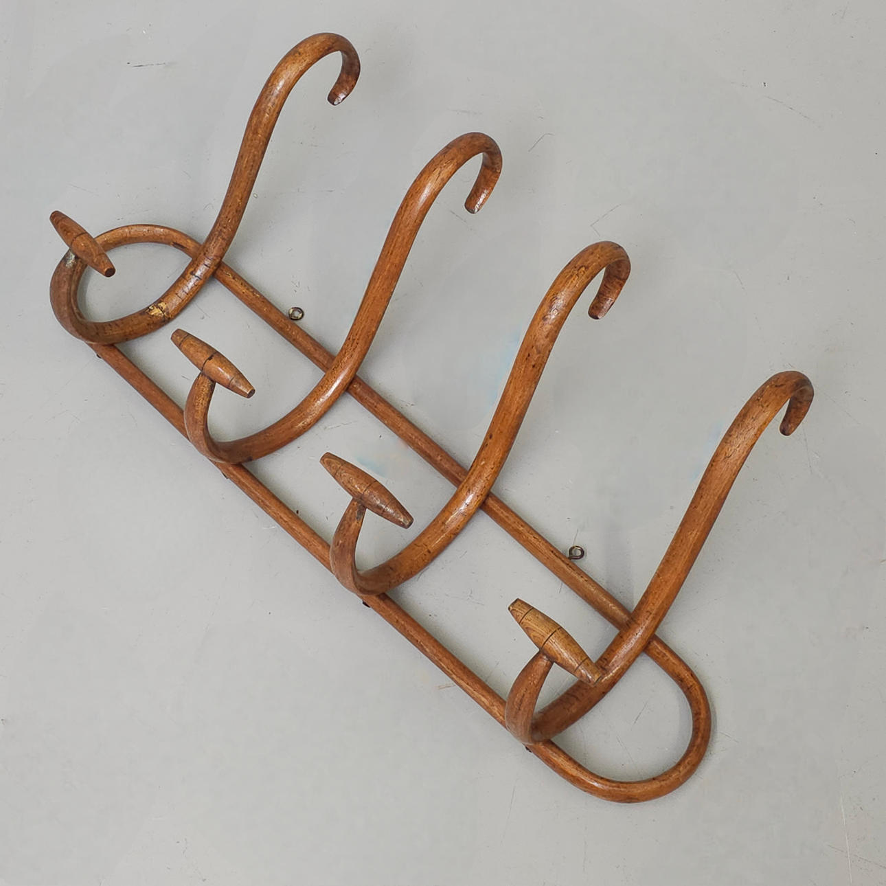 THONET. ANTIGUO PERCHERO DE PARED EN MADERA.