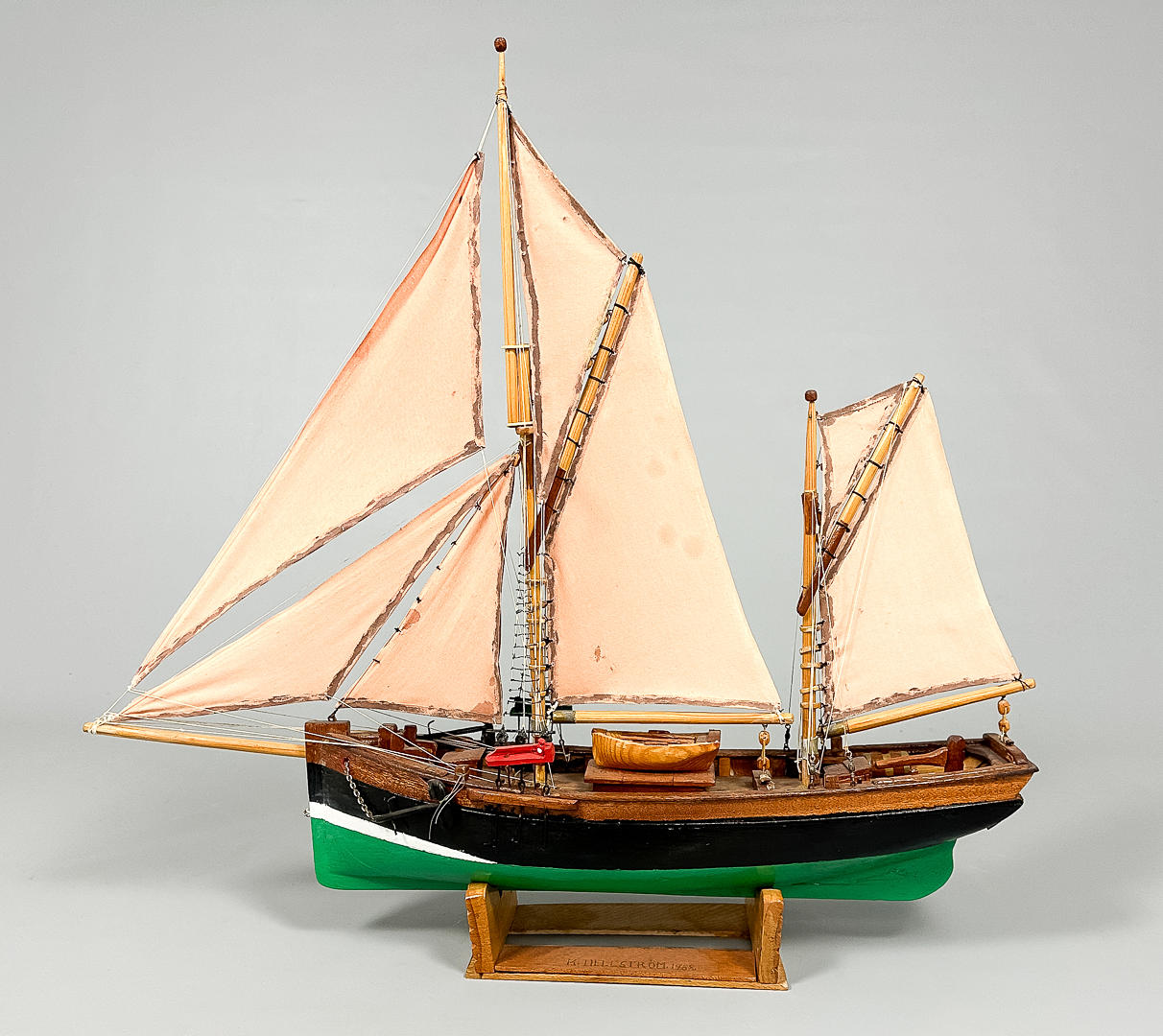 KARL HELLSTRÖM. BOOTSMODELL, „English Kutter“, signiert, 1988.