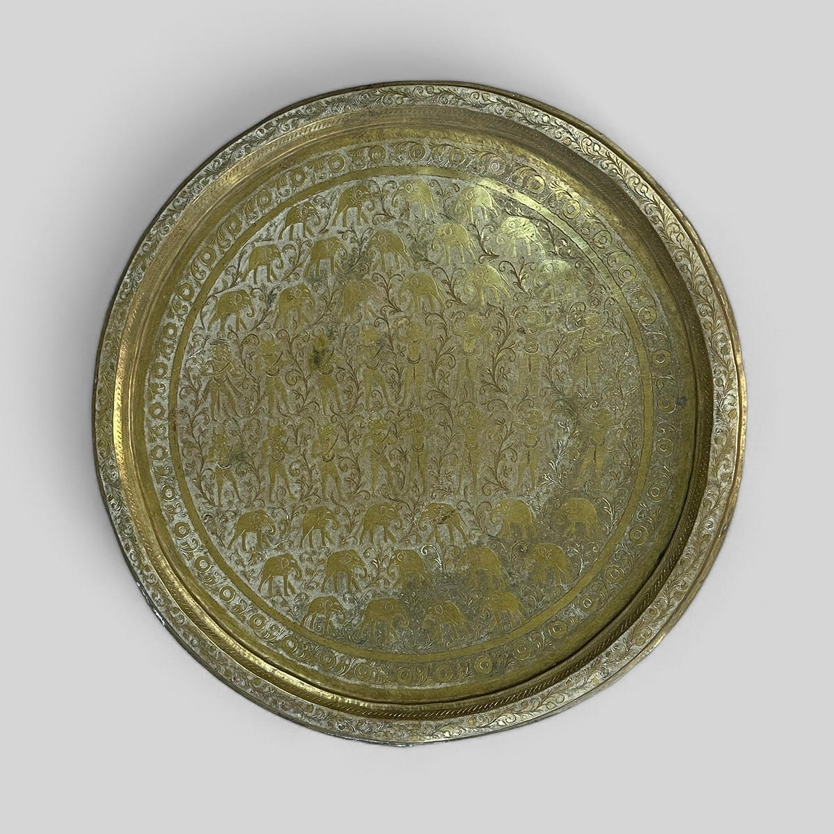 MESSINGBAKKE med hamret mønster, diameter 60 cm.