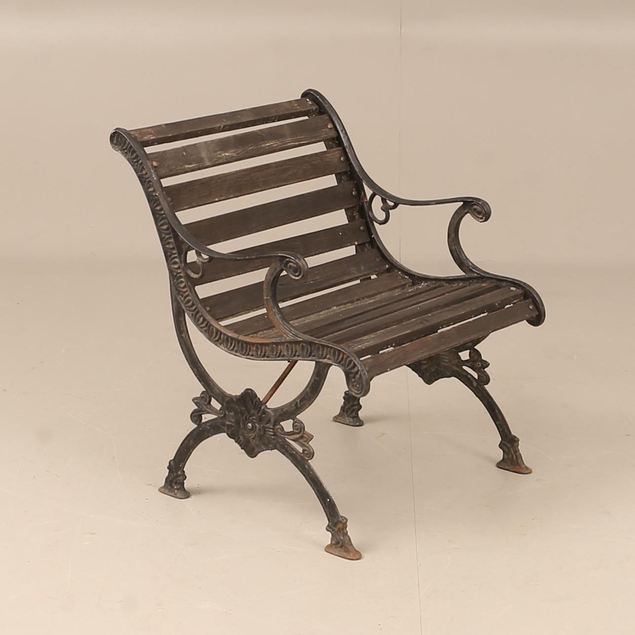 TRÄDGÅRDSFÅTÖLJ, trä och gjutjärn.