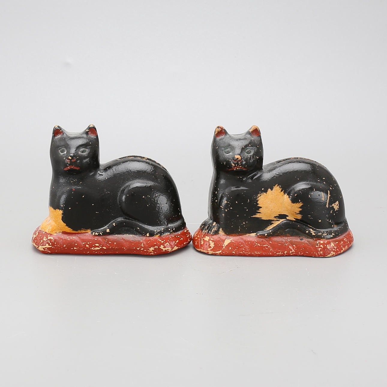 SPARBÖSSOR, 2 st, katter, sent 1800-tal.