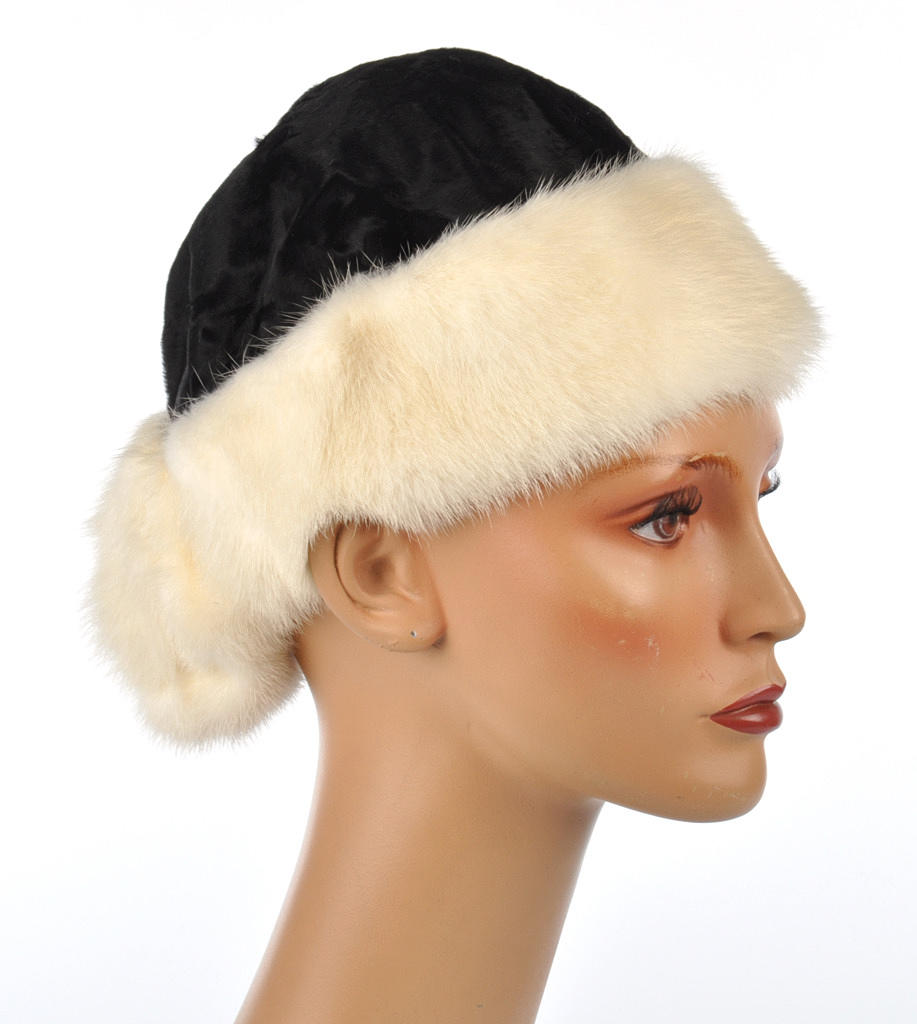 WINTERHUT. Damer svart pälsmössa med vitt trimband.