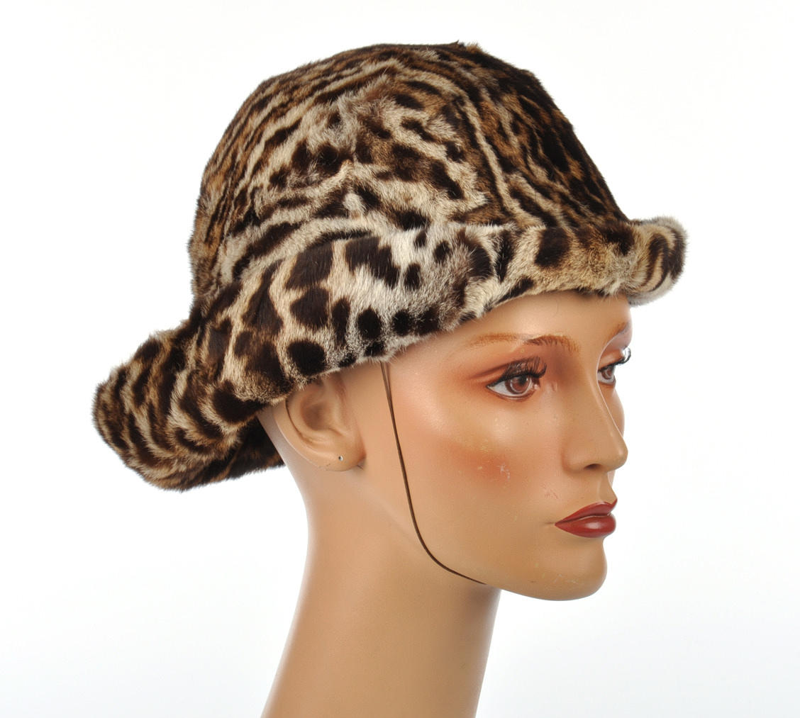 PELZMÜTZE. För damer, vildkatt förmodligen.