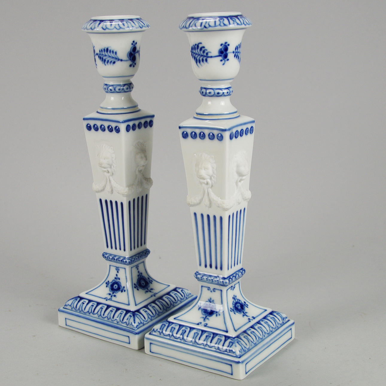 LJUSSTAKAR, 1 par, "Musselmalet", Royal Copenhagen.