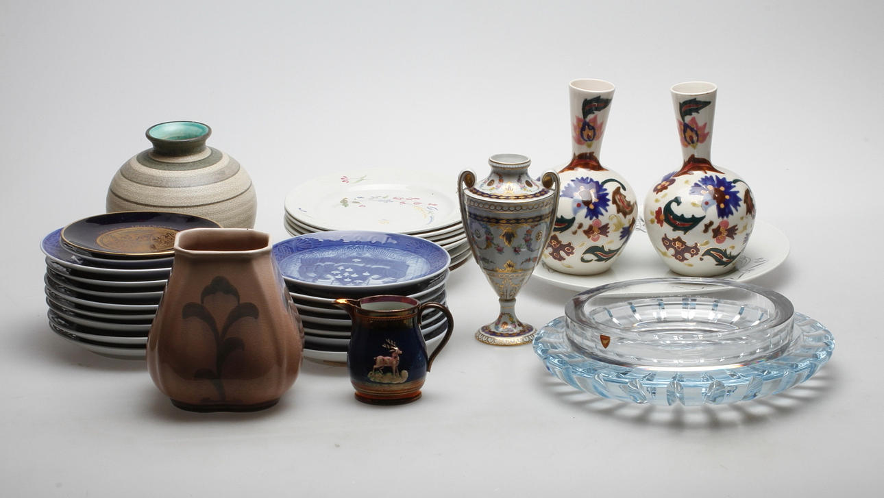KERAMIK OCH GLAS, bland annat Orrefors, Gustavsberg, Royal Copenhagen.
